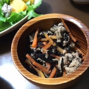 めんつゆで簡単♪おつまみ♪にんじんと豚肉のひじき煮